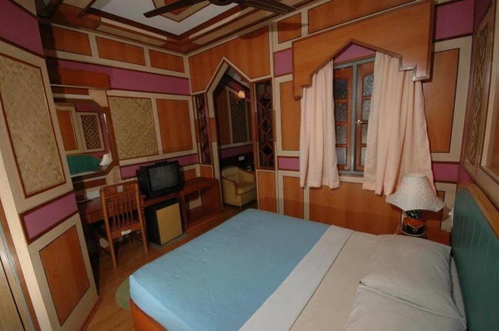 Shari La Island Resort Kampong Pasir Hantu Exterior photo