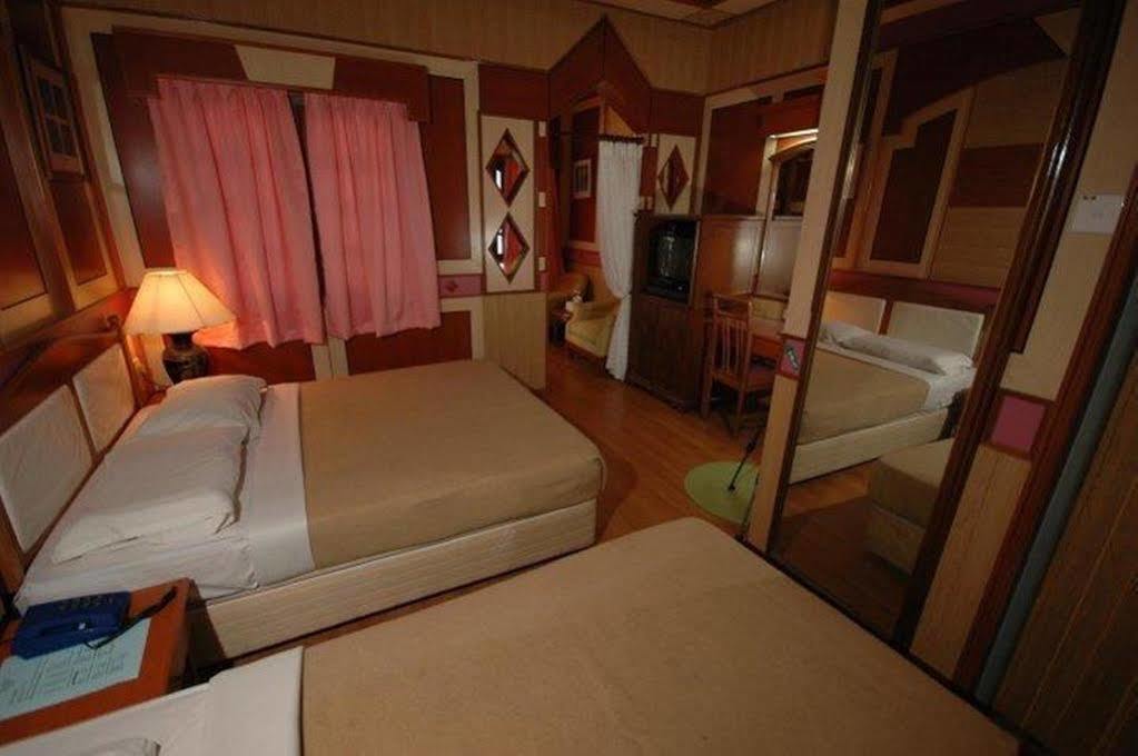 Shari La Island Resort Kampong Pasir Hantu Exterior photo